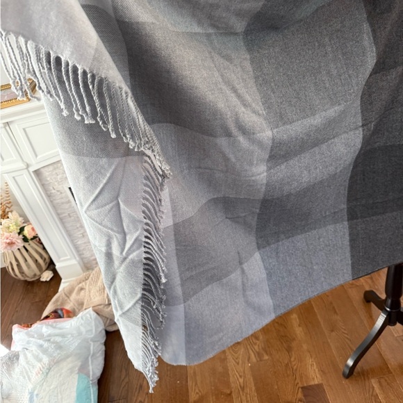 Athleta Light and dark Gray wool and acrylic throw - Picture 5 of 10